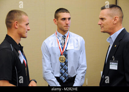 Utah esercito nazionale Guard Sgt. Guy Mellor, sottufficiale dell anno per la regione VII (a destra), e New York Army National Guard Sgt. Shawn Chapple, sottufficiale dell anno per la regione I, parlare con esercito il Mag. Gen. Patrick Murphy, aiutante generale di New York La Guardia Nazionale, prima di un ricevimento offerto da Air Force Gen. Craig McKinley, capo della Guardia Nazionale Bureau per onorare la guardia nazionale del 2011 soldati eccezionali e gli avieri dell'anno, a Washington D.C., 10 agosto 2011. (U.S. Air Force foto di Tech. Sgt. John Orrell) (rilasciato) Eccezionale soldato e gli avieri Foto Stock