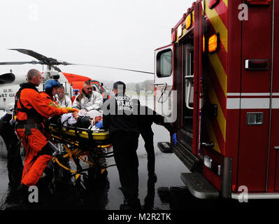 KODIAK, Alaska - una guardia costiera Stazione aria Kodiak elicottero equipaggio, Guardia costiera vigili del fuoco di base e Kodiak mediche di emergenza il trasferimento del personale un 19-anno-vecchio maschio da un MH-60 Jayhawk elicottero per un ambulanza a stazione aria Kodiak Agosto 18, 2011. L' uomo era in stato di incoscienza dopo che egli avrebbe ricevuto ferite provocate da un strappato la lenza a bordo della 38-piede peschereccio Kittywake. Stati Uniti Coast Guard foto di Sottufficiali di terza classe Charly Hengen. COAST GUARD 110818-G-RS249-002-FV-Kittywake-medevac-nord-di-Kodiak da MilitaryHealth Foto Stock