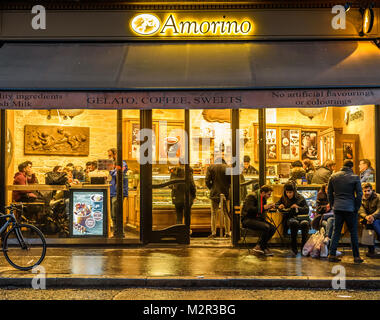 Una filiale italiana di Amorino cafe diner di notte in Covent Garden di Londra, Regno Unito. Foto Stock