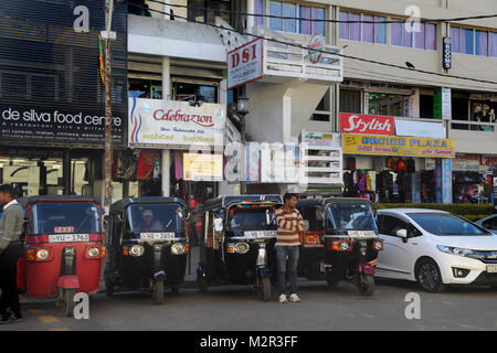 Nuovo Bazaar Street Nuwara Eliya Hill Country provincia centrale dello Sri Lanka Tuk Tuks parcheggiato al di fuori di negozi Foto Stock