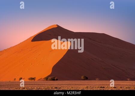 Dune di sabbia 45 in Sossusvlei, Namibia Foto Stock