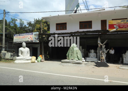 Strada di Colombo Sri Lanka uomo la realizzazione e la vendita di statue religiose Foto Stock