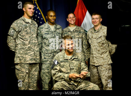 Petty Officer di terza classe Clinton Howell, Senior Airman Terence J. Manson, SPC. Ashley Powell e Lance Cpl. Israele Schafer stand con il Mag. Gen. Jeffery Buchanan, portavoce per gli Stati Uniti le forze - Iraq durante un live intervista con Fox News' mattina programma televisivo "Fox e gli amici." I membri del servizio parlare di 'Fox e amici" dagli Stati Uniti forze - Iraq (inattivo) Foto Stock