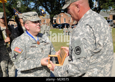 NEW ORLEANS - Esercito Il Mag. Gen. John P. Basilica, Jr., riceve un cerimoniale di Coltello intarsiato da comando Sgt. Grandi James può, senior advisor arruolato esercito, per i suoi 33 anni di servizio eccezionale per l'esercito e la protezione sul Sett. 9, 2011, nella cerimonia di premiazione che si terrà a Jackson caserma. Il coltello è un segno di apprezzamento da parte di tutto il corpo di soldati di Lang. (U.S. Air Force foto di Master Sgt. Toby M. Valadie, Louisiana National Guard Public Affairs Office/RILASCIATO) 110909-F-VU198-237 dalla Louisiana National Guard Foto Stock