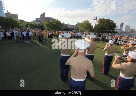 NEW YORK, NY - 10 settembre: OSU onora la memoria di settembre undicesimo eroi con 9/11 ricordo a piedi al Fiume Hudson River Park presso il Molo 46 il 10 settembre 2011 a New York City. (Foto di Donald Bowers/Getty Images per uso del Metropolitan di New York) OSU per onorare la memoria di settembre undicesimo eroi con 9 11 ricordo a piedi da NYCMarines Foto Stock