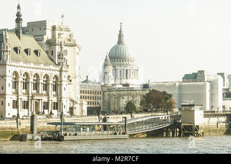 Vista sul Tamigi verso la Cattedrale di St Paul, Londra, Inghilterra, Gran Bretagna Foto Stock