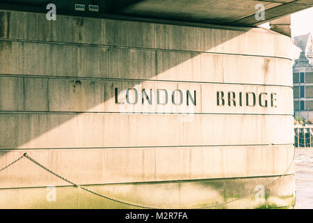 Il London Bridge - lapide in pietra - Londra, Inghilterra, Gran Bretagna, Foto Stock