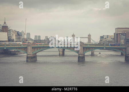 Southwark Bridge e sullo sfondo il Tower Bridge, Foto Stock