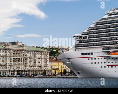 Il carnevale in vista del porto di Trieste di fronte al lungomare di Porto Foto Stock