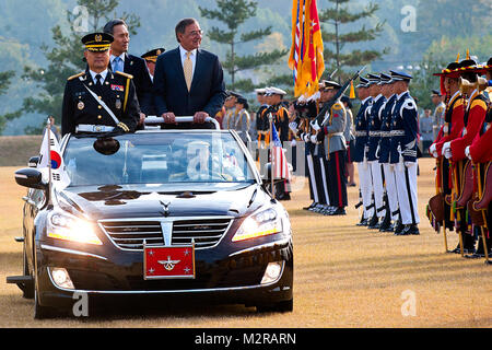 Stati Uniti Il Segretario della Difesa Leon Panetta e della Corea del Sud il Ministro della difesa Kim Kwan-Jin condurre un pass e rivedere cerimonia al sud coreano Ministero della Difesa di Seul, Corea del Sud, Ottobre 27, 2011. (DoD foto di D. Myles Cullen) (rilasciato) 111027-D-0193C-006 da #PACOM Foto Stock