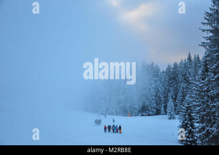 Neve cannoni nell area sciistica sul Hausberg, Garmisch-Partenkirchen, Werdenfelser Land di Baviera, Germania Foto Stock