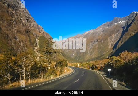 Spettacolare strada di montagna che conduce al Milford Sound, Nuova Zelanda Foto Stock