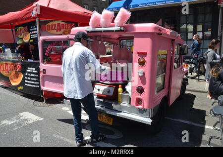 Uomo che serve rosa Candy Floss da una rosa van fifth avenue Brooklyn Park Slope new york Foto Stock