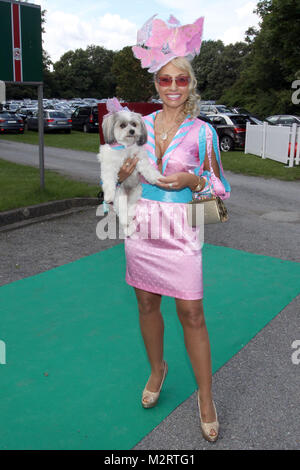Carola Rau mit hund Daisy, ASCOT Renntag auf der Galopprennbahn "Neue Bult' in Langenhaben bei Hannover, 15.07.2012 Foto Stock