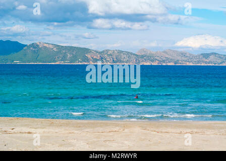 Spiaggia, Platja de Sant Pere, Badia de Pollenca, Baia di Pollensa, Maiorca, isole Baleari, Spagna Foto Stock