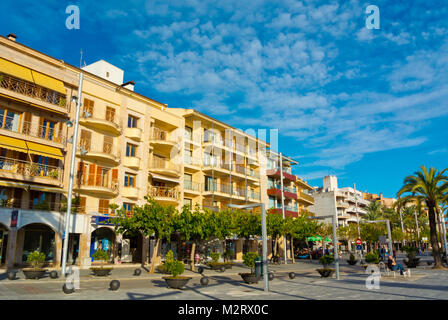 Passeig Maritim, Paseo Maritimo, harbourside promenade, Port d'Alcudia Maiorca, isole Baleari, Spagna Foto Stock