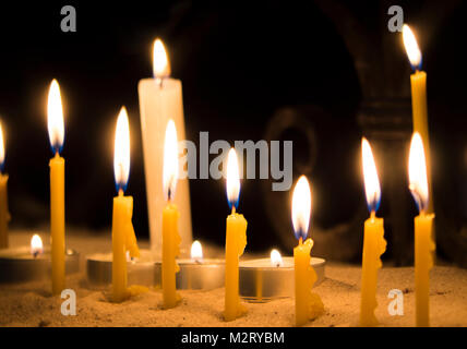 Kiev, Ucraina. Il 7 febbraio, 2018. Candele nel tempio. - Nella Cattedrale di Sant Alessandro di Kiev, la celebrazione di san Marone la giornata si è svolta. Marone era un 4th-secolo monaco cristiano nelle montagne del taurus che seguaci, dopo la sua morte, fondata nella Chiesa maronita. Questo evento è stato trattenuto grazie agli sforzi del Libano diaspora dell'Ucraina sotto gli auspici di o Gugerotti. Credito: Igor Golovnov/Alamy Live News Foto Stock