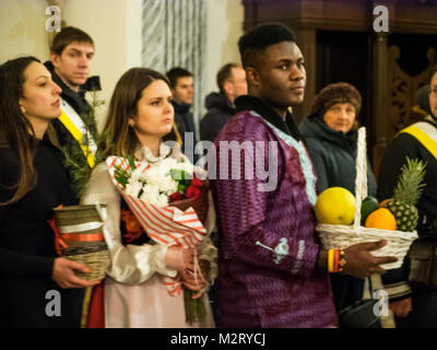 Kiev, Ucraina. Il 7 febbraio, 2018. L'offerta di regali. - Nella Cattedrale di Sant Alessandro di Kiev, la celebrazione di san Marone la giornata si è svolta. Marone era un 4th-secolo monaco cristiano nelle montagne del taurus che seguaci, dopo la sua morte, fondata nella Chiesa maronita. Questo evento è stato trattenuto grazie agli sforzi del Libano diaspora dell'Ucraina sotto gli auspici di o Gugerotti. Credito: Igor Golovnov/Alamy Live News Foto Stock