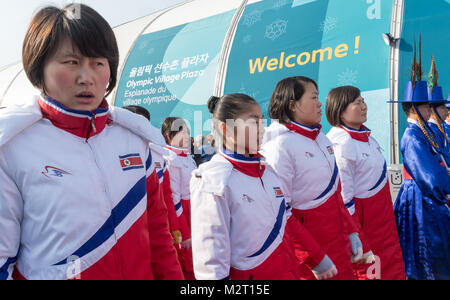 Gangneung, Corea del Sud. Il giorno 08 Febbraio, 2018. Nord coreano ahletes arrivando alla cerimonia di benvenuto per il nord coreano atleti nel villaggio olimpico in Gangneung, Corea del Sud, 08 febbraio 2018. Credito: dpa picture alliance/Alamy Live News Foto Stock