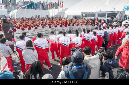 Gangneung, Corea del Sud. Il giorno 08 Febbraio, 2018. Un nord coreano coro di musica di eseguire durante la cerimonia di benvenuto per il nord coreano atleti nel villaggio olimpico in Gangneung, Corea del Sud, 08 febbraio 2018. Credito: dpa picture alliance/Alamy Live News Foto Stock