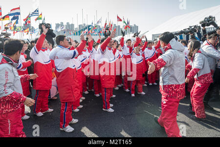 Gangneung, Corea del Sud. Il giorno 08 Febbraio, 2018. I giornalisti filmare e fotografare durante la cerimonia di benvenuto per il nord coreano atleti nel villaggio olimpico in Gangneung, Corea del Sud, 08 febbraio 2018. Credito: dpa picture alliance/Alamy Live News Foto Stock