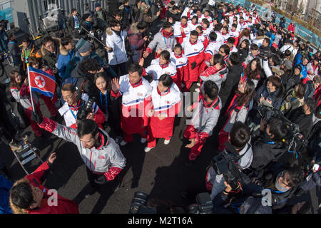 Gangneung, Corea del Sud. Il giorno 08 Febbraio, 2018. Nord coreano ahletes e funzionari che arrivano alla cerimonia di benvenuto per il nord coreano atleti nel villaggio olimpico in Gangneung, Corea del Sud, 08 febbraio 2018. Credito: dpa picture alliance/Alamy Live News Foto Stock