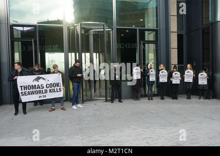 Londra, Regno Unito. 8 febbraio, 2018. PETA protesta attivista durante la Thomas Cook incontro generale annuale a Londra il 8 febbraio 2018. Gli attivisti installare 'pietra tombale' e tenere rose rosse per ciascuno dei orcas che sono morti a SeaWorld. Credito: Vedere Li/Alamy Live News Foto Stock