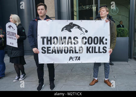 Londra, Regno Unito. 8 febbraio, 2018. PETA protesta attivista durante la Thomas Cook incontro generale annuale a Londra il 8 febbraio 2018. Gli attivisti installare 'pietra tombale' e tenere rose rosse per ciascuno dei orcas che sono morti a SeaWorld. Credito: Vedere Li/Alamy Live News Foto Stock