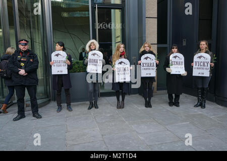 Londra, Regno Unito. 8 febbraio, 2018. PETA protesta attivista durante la Thomas Cook incontro generale annuale a Londra il 8 febbraio 2018. Gli attivisti installare 'pietra tombale' e tenere rose rosse per ciascuno dei orcas che sono morti a SeaWorld. Credito: Vedere Li/Alamy Live News Foto Stock