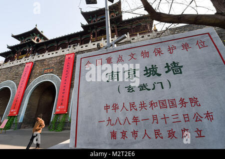 (180208) -- NANJING, 8 febbraio 2018 (Xinhua) -- foto scattata nel Febbraio 8, 2018 mostra il gate di Xuanwu in Nanjing, città capitale della Cina dell'est della provincia di Jiangsu. Baciata con ciascuno di circa quindici metri di altezza e 2 metri di larghezza sono appesi su dodici porte antiche della città di Nanchino per accogliere la venuta del Festival di Primavera che cade nel febbraio 16. Baciata appeso sulla porta è un modo tradizionale per il cinese per festeggiare il nuovo anno lunare. (Xinhua/Li Bo) (mp) Foto Stock