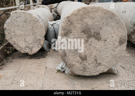 Cesarea, Israele. 8 febbraio, 2018. Ciò che gli archeologi considerano una notevole, rare, multicolore di periodo romano mosaico, viene scoperto negli scavi in Cesarea Parco Nazionale. Credito: Nir Alon/Alamy Live News Foto Stock