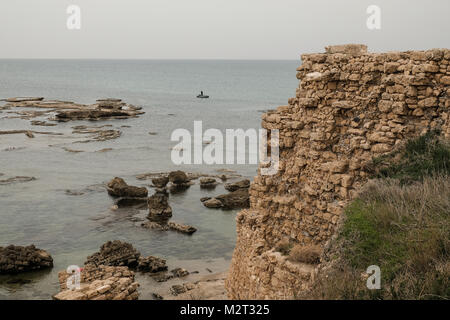 Cesarea, Israele. 8 febbraio, 2018. Crociato di fortificazioni di epoca a Cesarea. Credito: Nir Alon/Alamy Live News Foto Stock