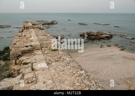 Cesarea, Israele. 8 febbraio, 2018. Crociato di fortificazioni di epoca a Cesarea. Credito: Nir Alon/Alamy Live News Foto Stock