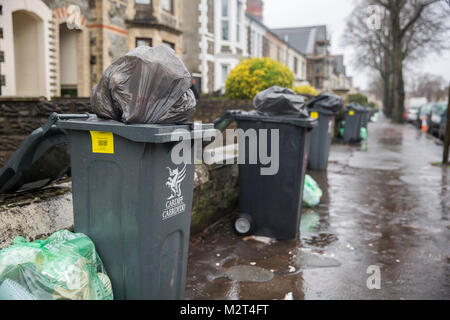 Cardiff, Galles, UK. Il 24 gennaio 2018. Consiglio europeo di Cardiff ha come obiettivo le aree dello studente per il rilascio di ammende per un uso non corretto dei contenitori. Cestini di non utilizzare correttamente vengono rifiutati raccolta, lasciando un accumulo di rifiuti. ©Sian Reekie Foto Stock