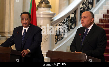 Pechino, Cina. 8 febbraio, 2018. Il ministro degli Affari Esteri egiziano Sameh Shoukry (R) e il suo omologo sudanese Ibrahim Ghandour partecipare ad una conferenza stampa dopo la loro riunione a Palazzo Tahrir del Cairo in Egitto il 8 febbraio 2018. Credito: piscina/Khaled ELFIQI/Xinhua/Alamy Live News Foto Stock