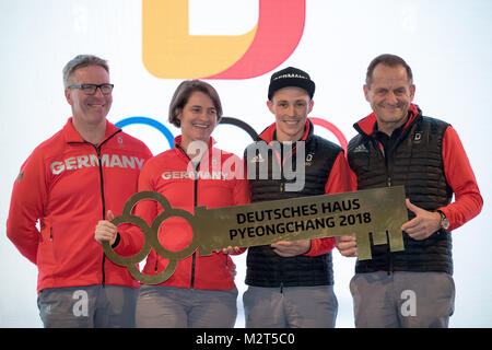 Pyeongchang, Corea del Sud. 8 febbraio, 2018. Dirk Schimmelpfennig, chef de mission del tedesco sport olimpico Federazione (L-R), Veronika Ruecker, DOSB presidentessa, Eric Fenzel, portabandiera della squadra olimpica tedesca e Alfons Hoermann, presidente della tedesca sport olimpico Federazione salire sul podio della casa tedesca in Pyeongchang, Corea del Sud, 8 febbraio 2018. Credito: Michael Kappeler/dpa/Alamy Live News Foto Stock