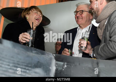 Seoul, Corea del Sud. 8 febbraio, 2018. Il presidente tedesco Frank-Walter Steinmeier e sua moglie Elke Buedenbender partecipare a una festa dell'Ambasciata tedesca in occasione dei Giochi Olimpici Invernali 2018 a Seoul, Corea del Sud, 8 febbraio 2018. Credito: Maurizio Gambarini/dpa/Alamy Live News Foto Stock