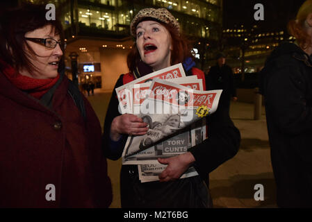 La Shard, Londra, Regno Unito. 8 febbraio 2018. Guerra di classe gruppo anarchico inscenare una protesta al di fuori del coccio e i suoi proprietari di Qatar e vuoto multi milione libbre appartamenti. Credito: Matteo Chattle/Alamy Live News Foto Stock