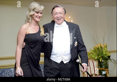 Vienna, Austria. 8th Feb, 2018. Il miliardario austriaco Richard Lugner presenta la star del cinema americano Melanie Griffith come ospite d'onore del ballo il 8 febbraio 2018, per il ballo dell'Opera nel Grand Hotel di Vienna. L'immagine mostra Simona (L) e Richard Lugner (R). Credit: Franz PERC / Alamy Live News Foto Stock