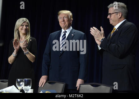 Washington, Distretto di Columbia, Stati Uniti d'America. 8 febbraio, 2018. Il Presidente degli Stati Uniti, TRUMP, centro accetta applausi dal rappresentante statunitense RANDY HULTGREN (repubblicano di Illinois), destra, e sua moglie, CHRISTY, sinistra, come egli arriva per la National Prayer Breakfast. Migliaia di persone da tutto il mondo frequentano l annuale incontro ecumenico e ogni presidente dal Presidente Dwight Eisenhower ha affrontato l'evento. Credito: Mike Theiler/Piscina/CNP/ZUMA filo/Alamy Live News Foto Stock