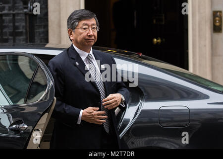 Londra, Regno Unito. 8 febbraio, 2018. Koji Tsuruoka, ambassasor giapponese per il Regno Unito, arriva a frequentare colloqui ospitato dal Primo Ministro Theresa Maggio, il Cancelliere dello Scacchiere Philip Hammond, Segretario di Stato per il commercio internazionale Liam Fox e del Segretario di Stato per gli affari, di energia e di strategia industriale Greg Clark Credit: Mark Kerrison/Alamy Live News Foto Stock