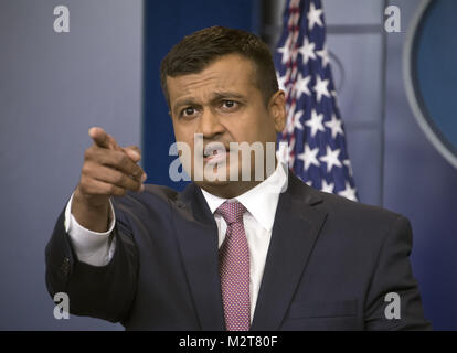 Washington, Distretto di Columbia, Stati Uniti d'America. 8 febbraio, 2018. Casa bianca Principal Vice segretario stampa Raj Shah svolge il suo primo ufficiale di White House briefing per i media nel Brady Press Briefing Room della Casa Bianca di Washington, DC il giovedì, 8 febbraio 2018. Credito: Ron Sachs/CNP Credito: Ron Sachs/CNP/ZUMA filo/Alamy Live News Foto Stock