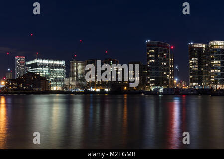 Londra, Inghilterra; vista sul fiume Tamigi di notte verso Nine Elms con la nuova Ambasciata degli Stati Uniti a sinistra Foto Stock