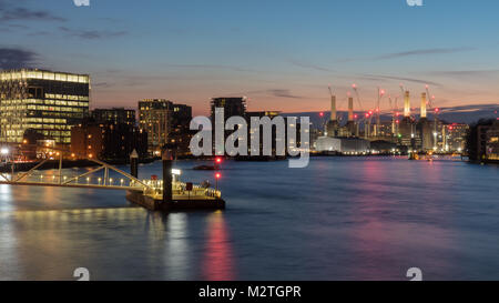 Londra, Inghilterra; Blu ora da Vauxhall Bridge verso Nine Elms con la nuova Ambasciata degli Stati Uniti e di Battersea Power Station Foto Stock