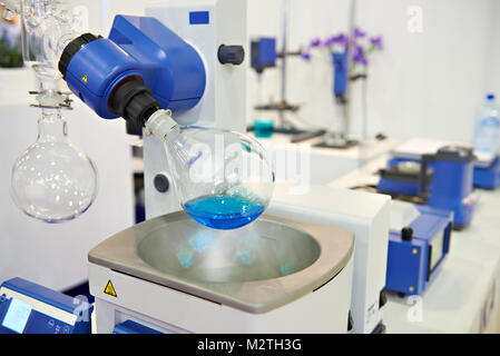 Laboratorio evaporatore rotante con preparazione chimica in un pallone Foto Stock