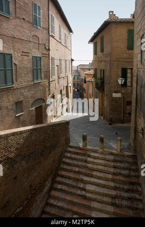 Vicolo della Fonte nella contrada dell'Aquila, Siena, Toscana, Italia Foto Stock