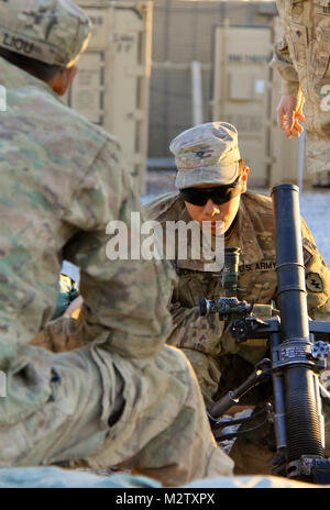 Stati Uniti Army Spc. Carlos Cortes, a Las Vegas, Nev., nativo assegnato al primo battaglione, quinto reggimento di fanteria, 1° Stryker Brigade Combat Team, XXV divisione di fanteria, controlla la regolazione in vista di una 60mm Mortaio di formazione per il sistema di avanzamento a base operativa in Khenjakak Panjwa'i distretto, provincia di Kandahar, Afghanistan il 15 dicembre 2011. FOB mortaio Khenjakak Team da 1 Stryker Brigade Combat Team lupi artico Foto Stock