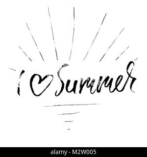 Io amo l'estate. Disegnata a mano scritte isolati su sfondo bianco per il vostro design. Spazzola di grunge raggi del sole. Illustrazione Vettoriale. Moderno pennello asciutto l'iscrizione. Illustrazione Vettoriale