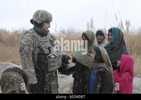 Come il primo soldato femmina i ragazzi locali non avevano mai visto, SPC. Crystal Madriz, un emittente con le Forze Armate Network Afghanistan, è stato ripetutamente chiesto di mostrare il suo volto mentre di pattuglia con una società, 1° Battaglione, quinto reggimento di fanteria, 1° Stryker Brigade Combat Team, XXV divisione di fanteria in Panjwa'i'Afghanistan a gennaio 12, 2012. (U.S. Esercito foto di Sgt. Michael Blalack, 1/25 SBCT affari pubblici.) 120112-A-AX238-006 da 1 Stryker Brigade Combat Team lupi artico Foto Stock