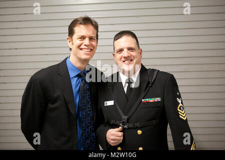 120121-N-AI329-089 Fairfax, VA (21 gennaio 2012) -Senior Chief Musician Filippo M. Burlin e special guest solista Donny Mccaslin prima della Commodores eseguita come parte del 2012 Navy Band sassofono Simposio sul campus della George Mason University. Gli Stati Uniti La banda della marina militare in Washington è la Marina permiere organizzazione musicale ed esegue i concerti pubblici e cerimonie militari in la maggiore area di Washington e oltre. (U.S. Foto di Marina dal musicista First-Class Jeremy Buckler/RILASCIATO) 120121-N-AI329-089 dalla Marina degli Stati Uniti Band Foto Stock